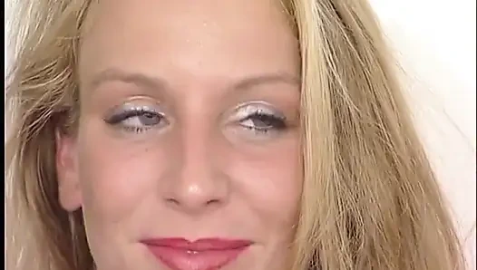 Превосходная блондинка мастурбирует дилдо