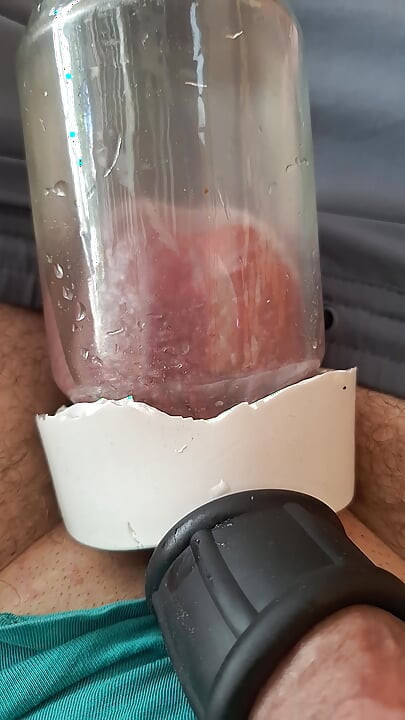 Spuitend sperma tijdens het pompen van ballen