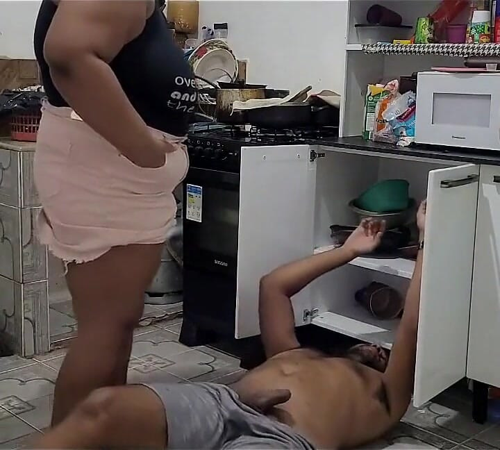 Buurman, kun je mijn kast organiseren en me dan neuken in de keuken? Maar ik wil het in mijn reetje.
