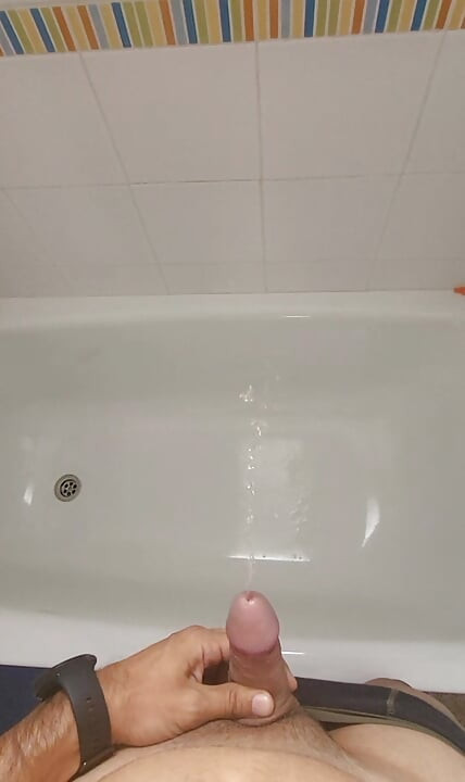 Pencereye işiyor ve boşalıyor