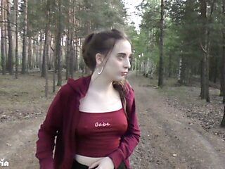 Perrito follada chica caminando en el bosque con tetas desnudas