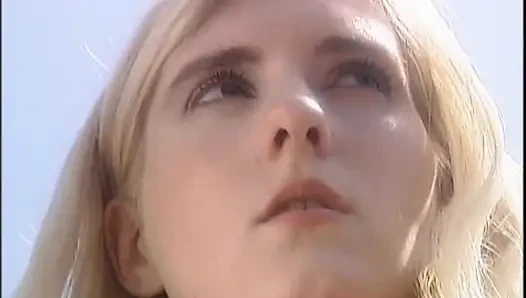 Sarışın orta yaşlı seksi kadın erkek arkadaşı tarafından ormanda sikiliyor