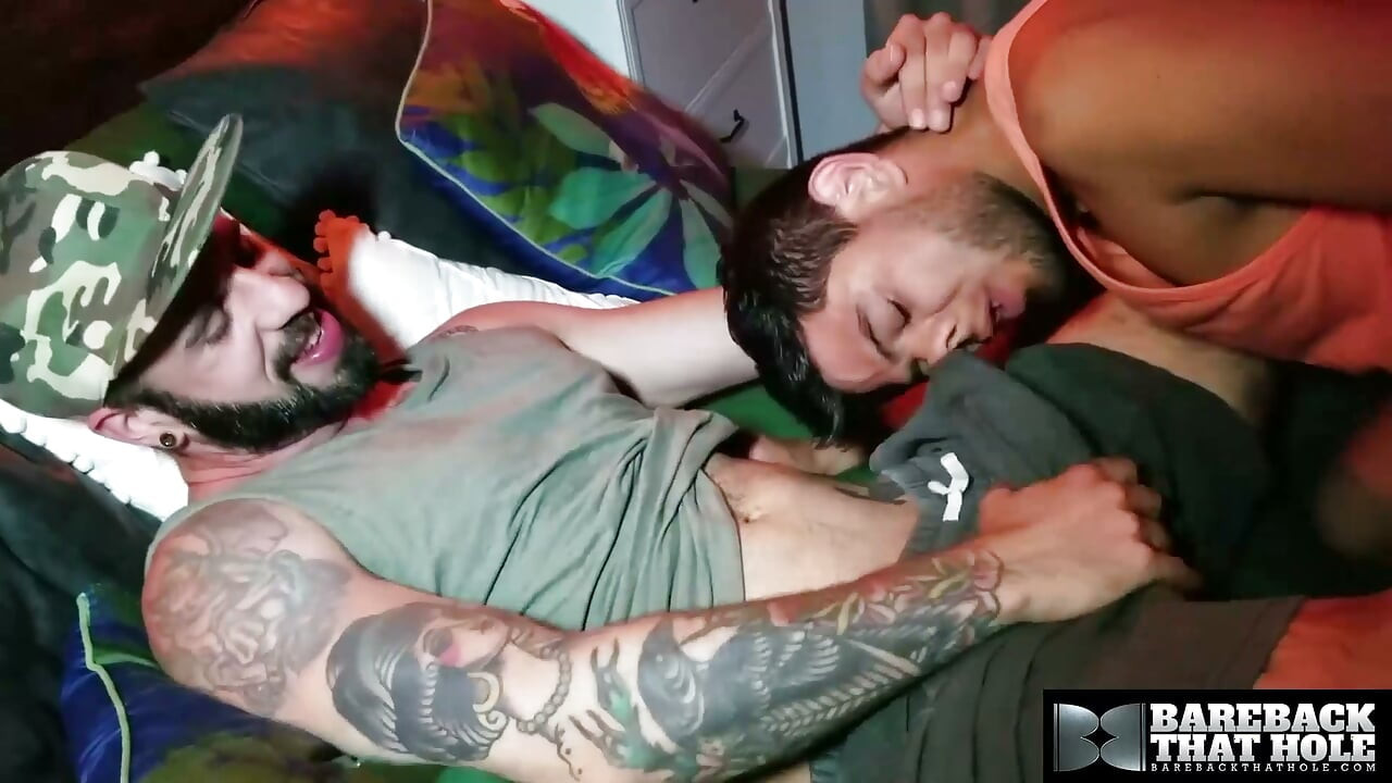 BAREBACKTHATHOLE Süßer Alex Montenegro sehnt sich danach, den geilen Romeo Davis zu spüren