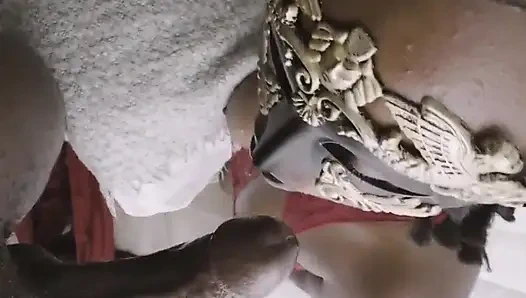 Zierliches mädchen gibt schlampigen blowjob aus