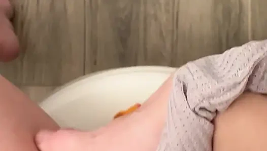 Наполняю мою тугую киску