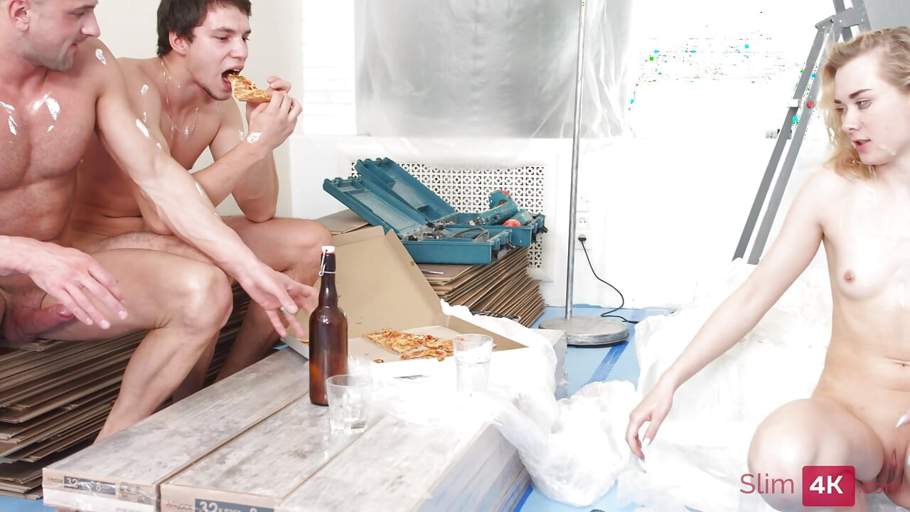 Loira sexy fode com trabalhadores