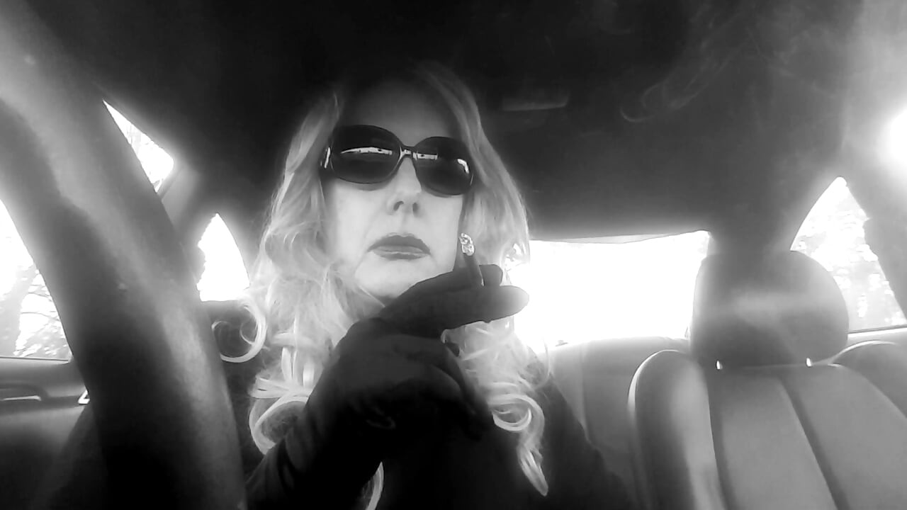 BLONDE MATURE MRS. ROMAN CAR SMOKING MORE 120 MENTHOLS