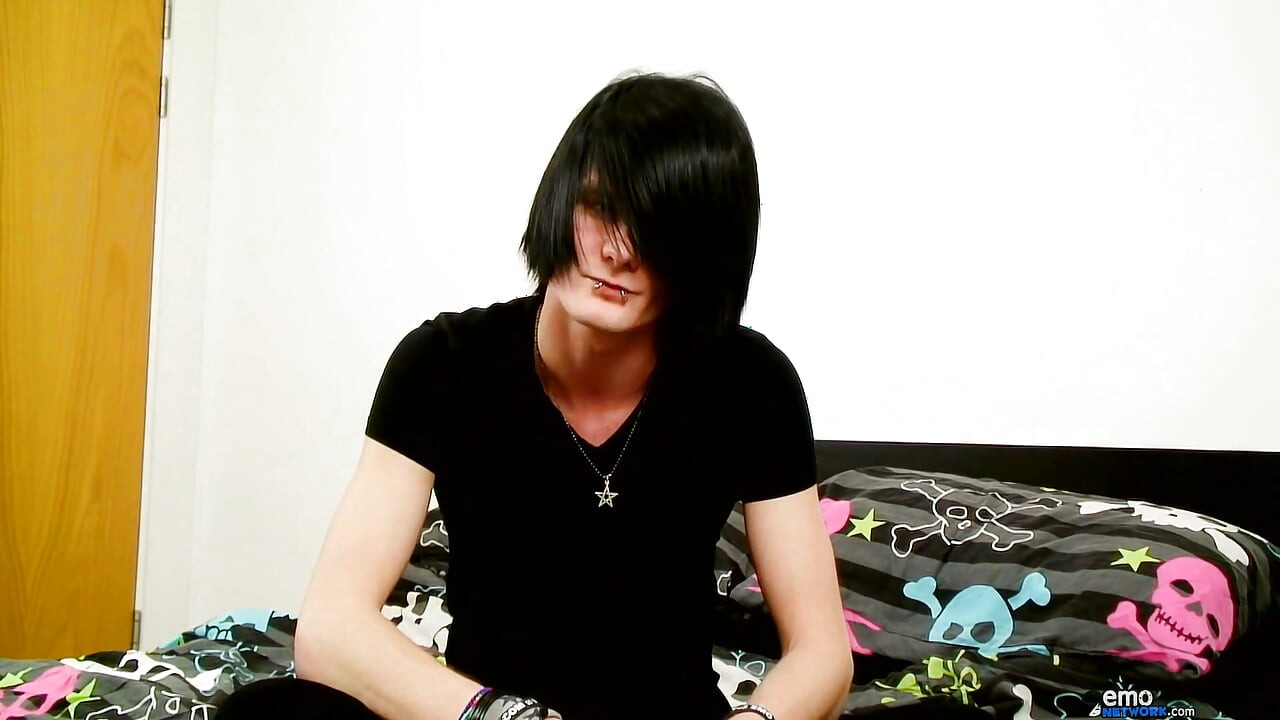 Holenderski Emo Chłopiec Aiden waje swojego smacznego kutasa!