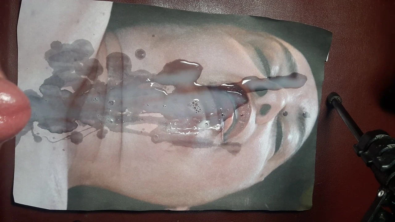 Omaggio di sperma e piscio alla bellissima Mariangela