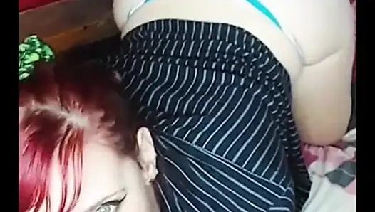 Glücklicher tag der arbeit! Ich werde Dich mit einem Guten Morgen-blowjob aufwecken, damit Sie die Welt essen können!