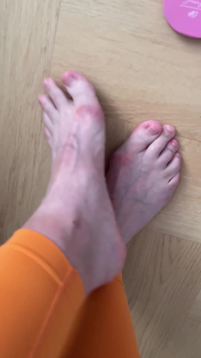 Show Feet in Flip Flops