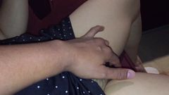 Индонезийскую девушку трахнули пальцами на публике в лобби отеля