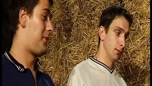 Немецкую крошку-блондинку поделили в винтажном тройничке ЖЖМ с возрастным разрывом