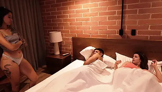 Diese teenager-stieftochter mit dickem arsch, die gerne das bett mit ihrem stiefvater teilt.