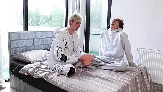 Büyük yaraklı adam titremek için sevimli twink'i sikiyor ve içine boşalıyor
