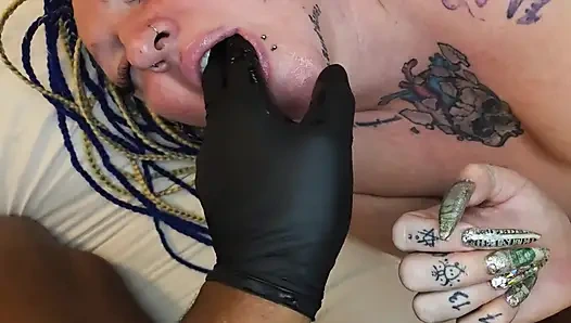 М Счастливчик получает свой первый вкус бондажа