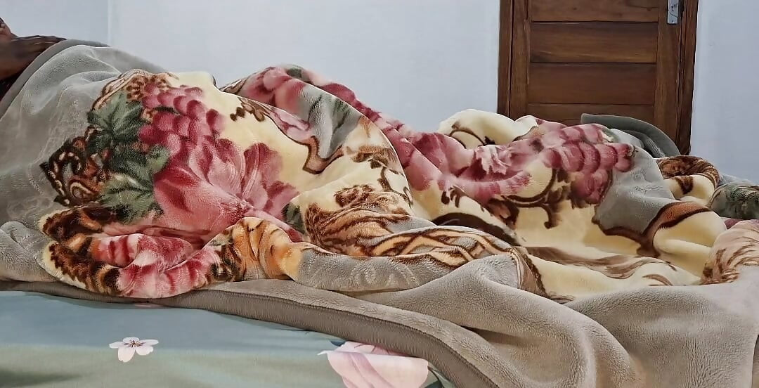 그는 나를 잘 따먹고 맛있게 따먹지만, 남편은 내가 오르가즘에 도달할 때까지 그의 자지에 트위킹하는 것을 좋아했다.