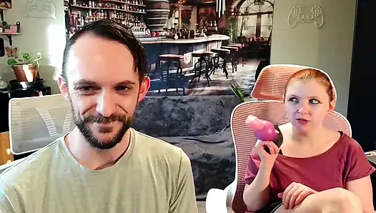 Yusexhaodio Kalın Fantezi Göt Tıkacı Kutularını açıyor Ve Mastürbasyon Yapıyor