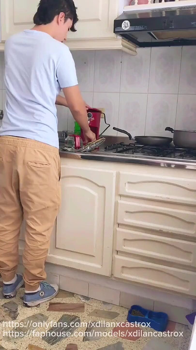 Padrasto hetero me fode em pêlo na cozinha quando estamos sozinhos e goza na minha bunda anal ejaculação interna