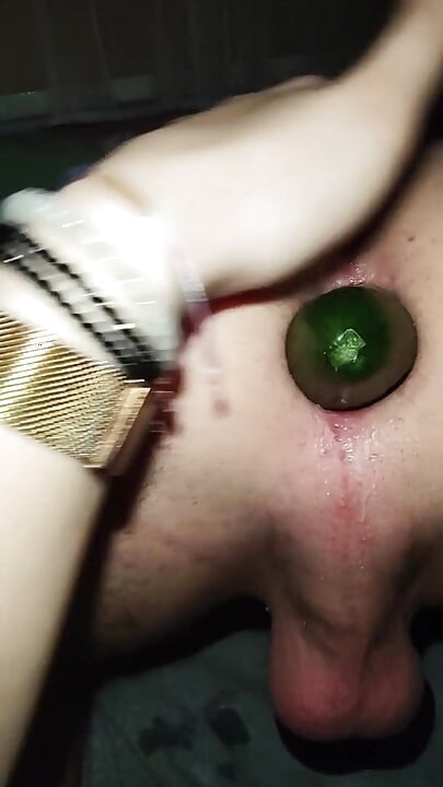 Götüme sebze sokuyor