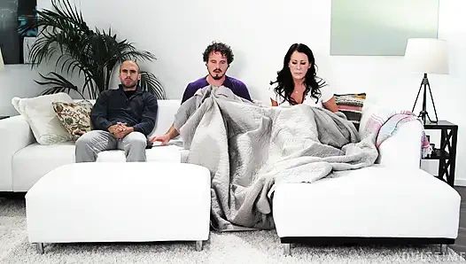 Annenin oğlu aldatan üvey anne Reagan Foxx neredeyse üvey oğluna sakso çekerken yakalanıyordu!