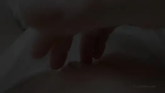 Ya Tuhan! Aku lagi asik fingering memekku pakai jari di celana dalamku, dan aku nggak sengaja crot.