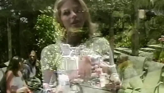 Kızlar okulu: heiße lesbenaction im garten