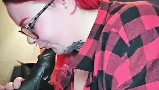 Рыжая Aubrey BigBabe304 сосет на большом толстом черном члене