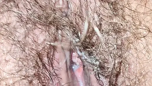 Mainan memek berbulu setelah creampie