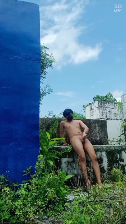 阳光明媚的一天在墓地手淫，可能坐着一个人的墓碑，对不起！ |剪辑 1