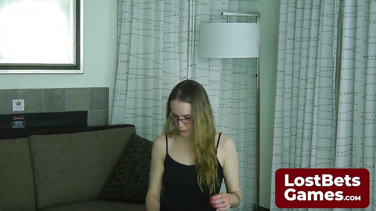 שתי לסביות באתגר חשפנות אינטימי עם ערימות כדורים