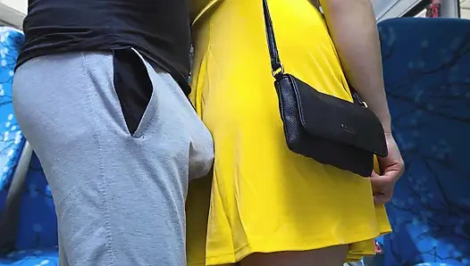 Fremder berührt ihren hintern ohne erlaubnis mit seiner erektion und kommt in das harte busfahrzeug von der hand des mädchens