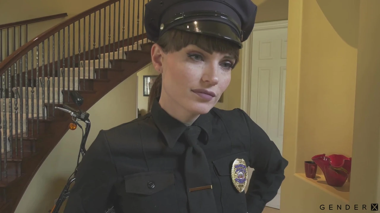 Genderxfilms-ホットなトランス警官ナタリー・マーズ・ディックが怖い男にハメられる