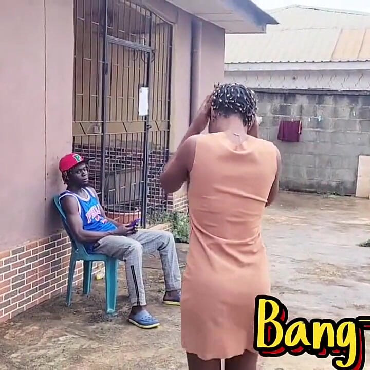 她需要一些东西, 我决定在把她拿出来之前操她