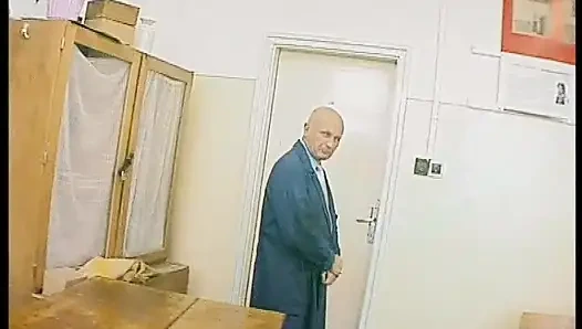 Sarışın Öğrenci Bacakları Öğretmen Tarafından Sert Sikiliyor