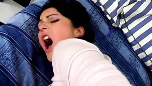 Tatlı sıkı ıslak amcığını aç, küçük fahişe. Güçlü bir şekilde istiyorum