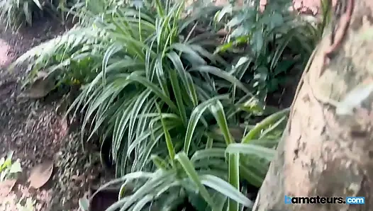 Voyeur erwischt zwei geile hausfrauen, die im wald bei Amateuren Yoga machen