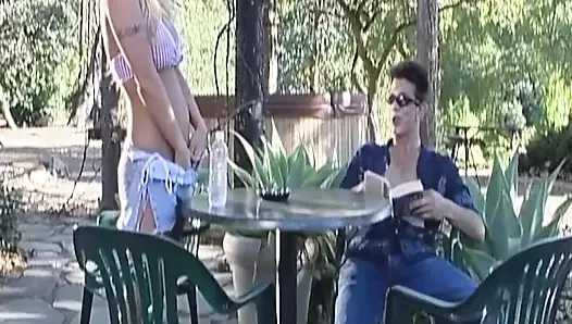 Tante semok rambut pirang lagi asik nyepong dan ngentot kontol di luar ruangan