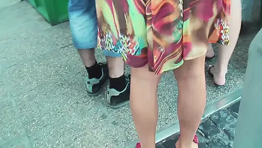 İri göğüslü sarışın orta yaşlı seksi kadın röntgencilere herkesin içinde yabancıyı boşaltıyor