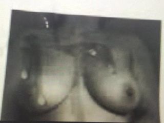 Sperma-Tribut auf das Titten-Bild meiner Ehefrau, Bild 3
