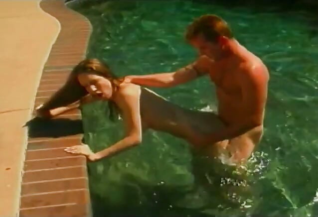 Morena safada fazendo um ménage hardcore com um cara novo e um velho na beira da piscina