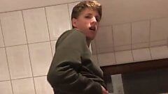 Un hombre gay de alemania masturba su gran polla en el baño