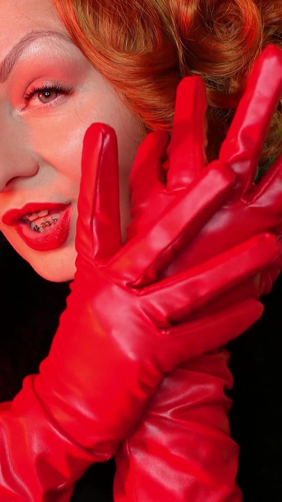 Fur fetish and long leather gloves pin up MILF