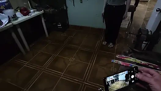 Мою двоюродную сестру нельзя увидеть работающей, потому что она хочет трахаться.