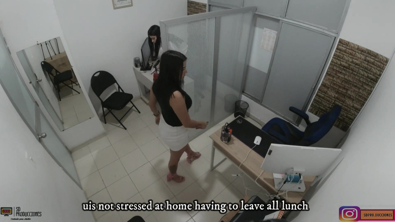 为了减轻压力，我给了我的同事在她的大阴户上几个很好的吻 - 西班牙语色情