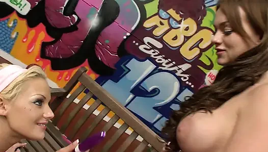 Пейдж Эшли и Лу Лу делают друг друга вибрирующими игрушками