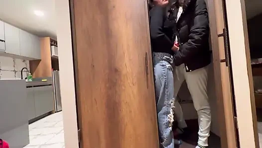 Lasst uns unsere jungen Hintern reiben, um heißen lesbischen Sex zu haben