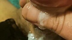 Piccolo cazzo in mutandine da femminuccia pre-sborrata e finale di sperma. alicia smallz
