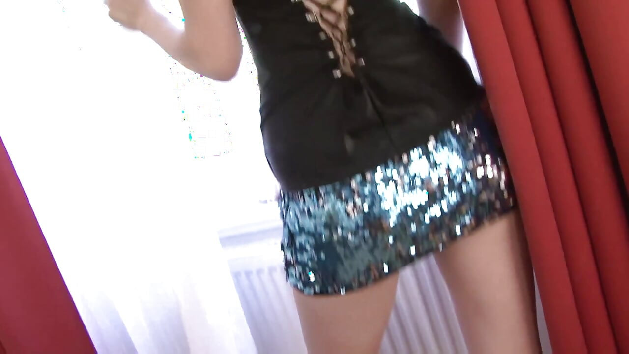 Timea Bella tartja a kanapét, miközben a seggét egy fekete szörnyeteg dong dugja