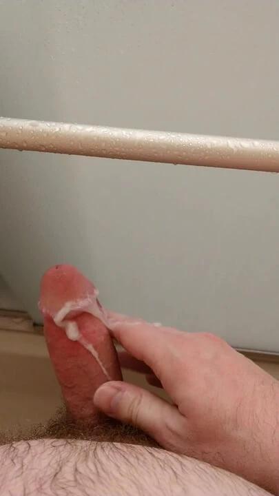 Hızlı ve beklenmedik bir şekilde duşta mastürbasyon yapıyor